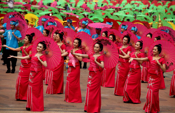 Des danses traditionnelles, lors de la Fête de l'eau à Jinghong, dans la province du Yunnan, au sud de la Chine, le 14 avril 2013. [Photo/Asianewsphoto ]