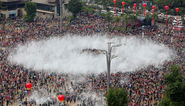 Le public à répondu présent pour célébrer la Fête de l'eau à Jinghong, dans la province du Yunnan, au sud de la Chine, le 14 avril 2013. [Photo/Asianewsphoto ]