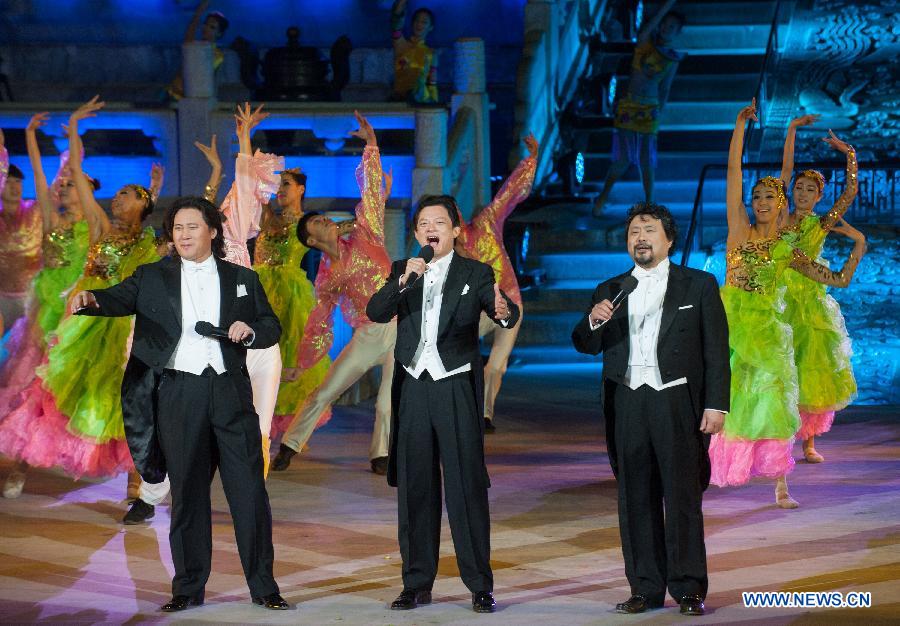 Les « Trois Ténors chinois » chantent sur scène lors de la cérémonie d'ouverture du 3e Festival international du film de Beijing. 