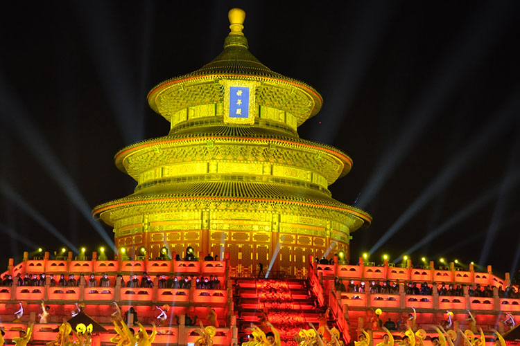 Durant la cérémonie d'ouverture du 3e Festival international du film de Beijing, des lumières colorées ont été projetées sur le Pavillon des prières pour la récolte (祈年殿, Qi Nian Dian) du parc du Temple du Ciel. 