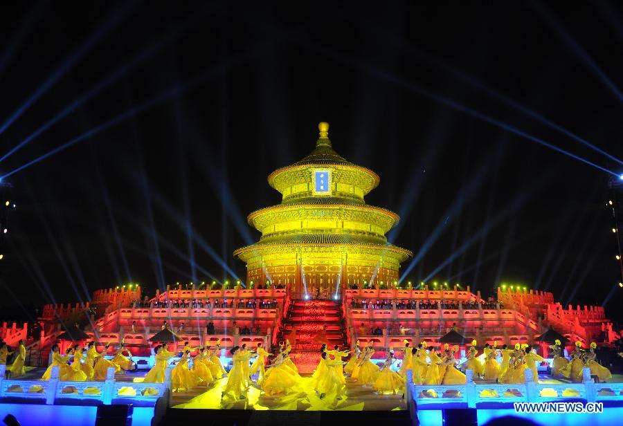 Durant la cérémonie d'ouverture du 3e Festival international du film de Beijing, des lumières colorées ont été projetées sur le Pavillon des prières pour la récolte (祈年殿, Qi Nian Dian) du parc du Temple du Ciel. 