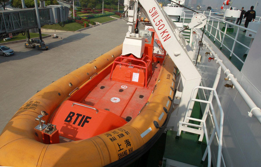 Un des canots de sauvetage qui équipe le patrouilleur Haixun 01, amarré dans un port de Shanghai, le 15 avril 2013.