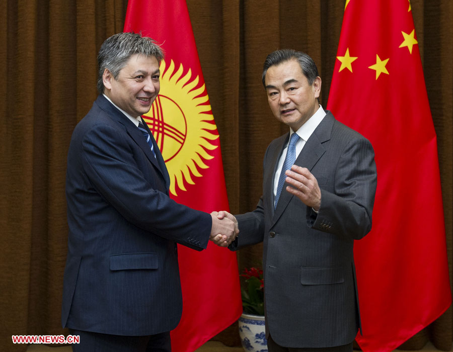 Le ministre chinois des Affaires étrangères s'entretient avec son homologue kirghiz