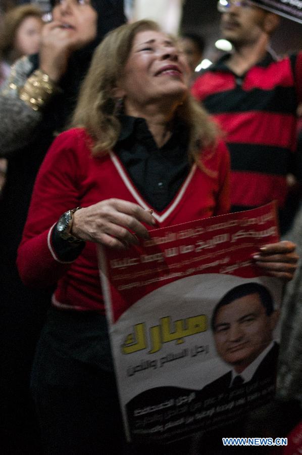 Des partisans de l'ancien égyptien président Hosni Moubarak manifeste en dehors de l'hôpital militaire Maadi, le 17 avril au Caire