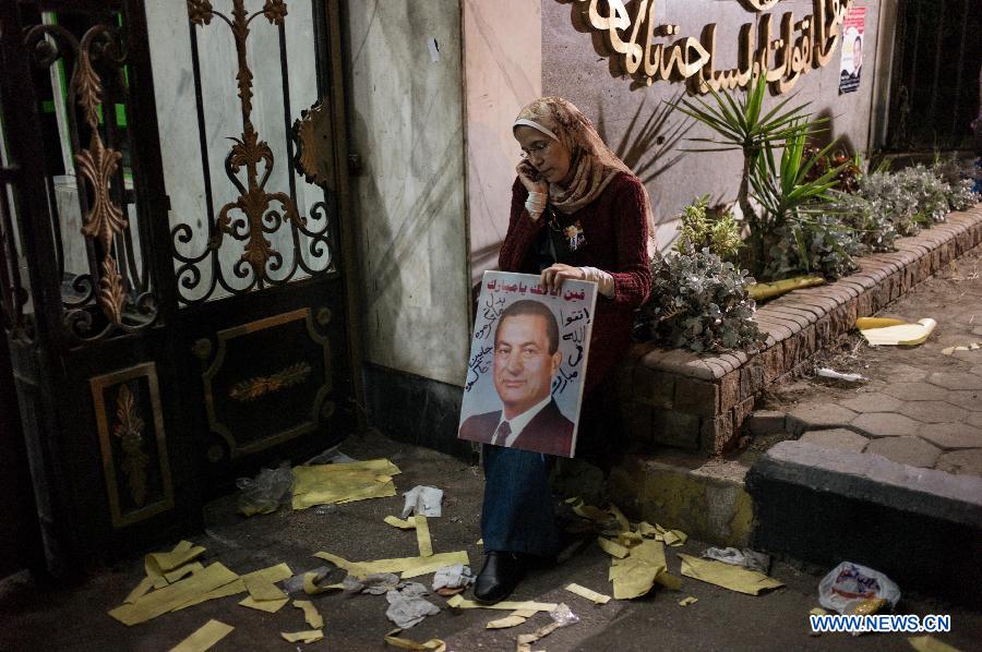 Une partisane de l'ancien égyptien président Hosni Moubarak manifeste en dehors de l'hôpital militaire Maadi, le 17 avril au Caire