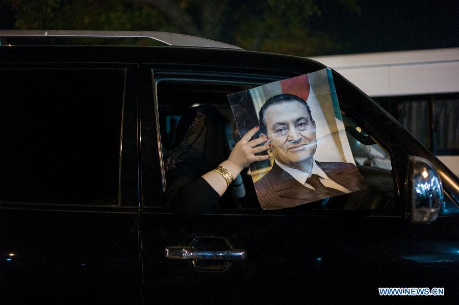 Un partisan de l'ancien égyptien président Hosni Moubarak manifeste en dehors de l'hôpital militaire Maadi, le 17 avril au Caire