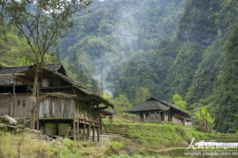 Un cliché pris le 11 avril 2013 montrant le petit village de Zhangjiawan de la province du Hunan isolé du monde dans les montagnes. (Photo : People's Daily Online)