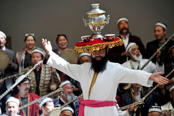 Des artistes donnent une représentation de Muqam, un spectacle traditionnel ouïgour qui consiste en une suite de chants et de danses, dans le Comté de Shche, dans la Région Autonome Ouïgoure du Xinjiang, dans le Nord-Ouest de la Chine, le 16 avril 2013. [Photo / Asianewsphoto]