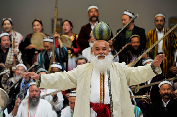 Des artistes donnent une représentation de Muqam, un spectacle traditionnel ouïgour qui consiste en une suite de chants et de danses, dans le Comté de Shche, dans la Région Autonome Ouïgoure du Xinjiang, dans le Nord-Ouest de la Chine, le 16 avril 2013. [Photo / Asianewsphoto]