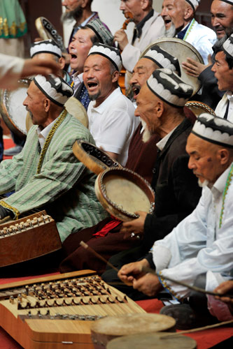 Des artistes donnent une représentation de Muqam, un spectacle traditionnel ouïgour qui consiste en une suite de chants et de danses, dans le Comté de Shche, dans la Région Autonome Ouïgoure du Xinjiang, dans le Nord-Ouest de la Chine, le 16 avril 2013. Patrie du Muqam, le comté a investi plus de 300 millions de Yuans (48,6 millions de Dollars) dans des installations sur le thème du Muqam, notamment des parcs, des centres culturels et des places. [Photo / Asianewsphoto]