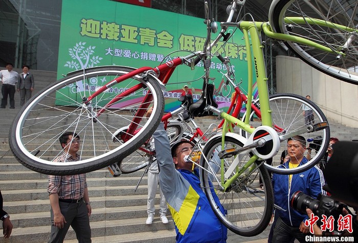 Chen Guangbiao donne des vélos pour promouvoir la circulation à faible émission