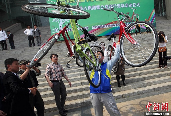 Chen Guangbiao donne des vélos pour promouvoir la circulation à faible émission (2)