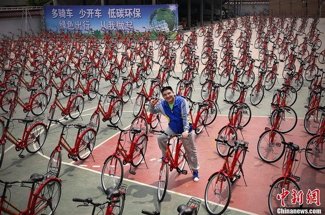 Chen Guangbiao donne des vélos pour promouvoir la circulation à faible émission (6)