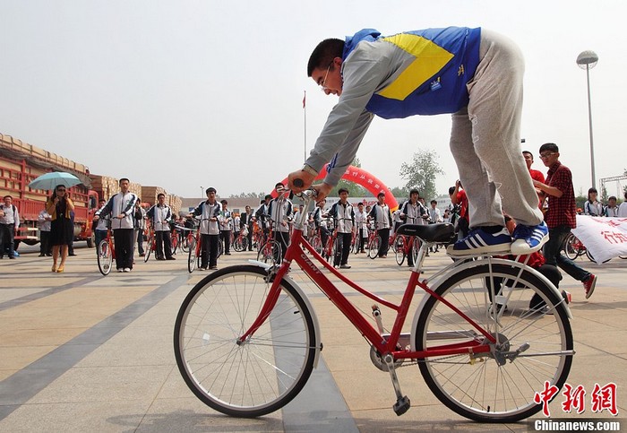 Chen Guangbiao donne des vélos pour promouvoir la circulation à faible émission (4)