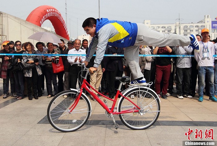 Chen Guangbiao donne des vélos pour promouvoir la circulation à faible émission (3)