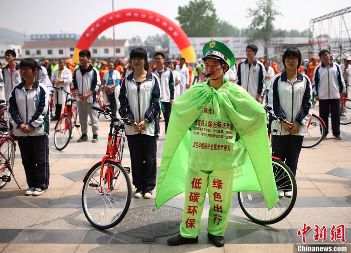 Chen Guangbiao donne des vélos pour promouvoir la circulation à faible émission (5)