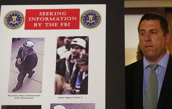 Les images de deux personnes soupçonnées d’avoir participer aux attentats du marathon de Boston ont été montrées lors d'une conférence de presse à Boston, Massachusetts, le 18 Avril 2013. Le FBI a déclaré jeudi avoir identifié deux suspects et demande au public de les aider à identifier les deux hommes. [Photo/agences]