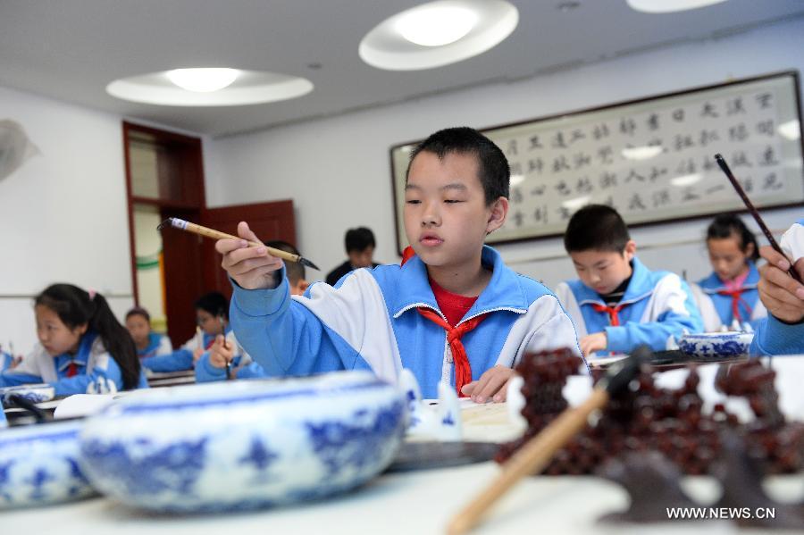 Le 18 avril 2013 au Lycée de l'aéroport No. 94 de Beijing, des élèves assistent à un cours de calligraphie chinoise. (Xinhua/Jin Liangkuai)
