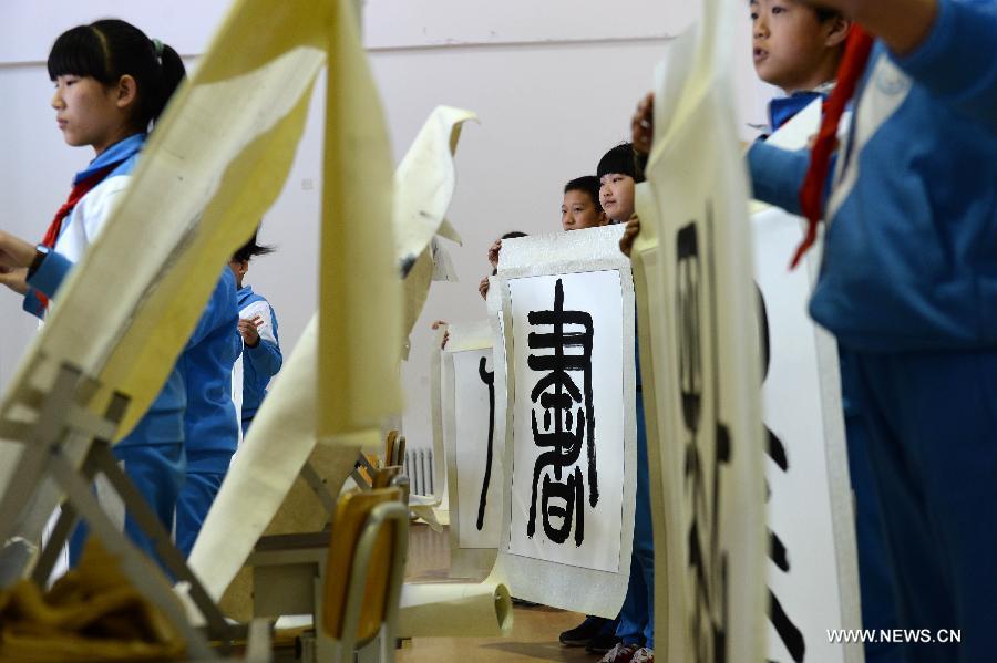 Le 18 avril 2013 au Lycée de l'aéroport No. 94 de Beijing, des élèves assistent à un cours de calligraphie chinoise. (Xinhua/Jin Liangkuai)