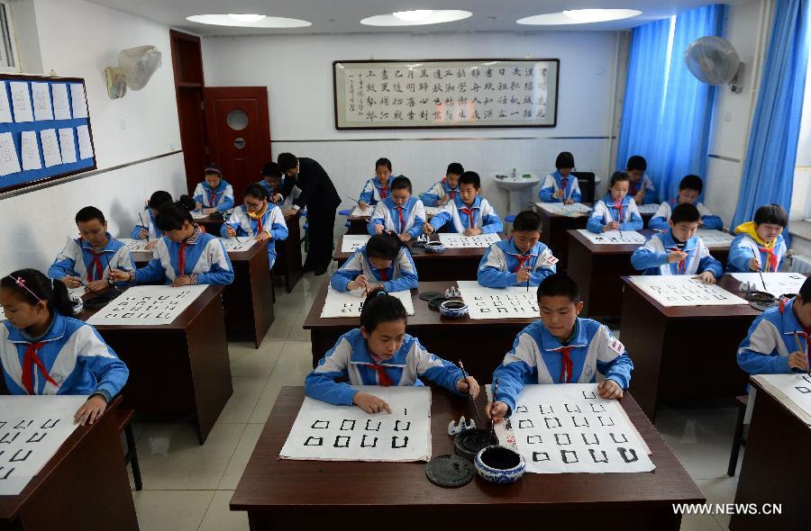 Le 18 avril 2013 au Lycée de l'aéroport No. 94 de Beijing, des élèves assistent à un cours de calligraphie chinoise. (Xinhua/Jin Liangkuai)