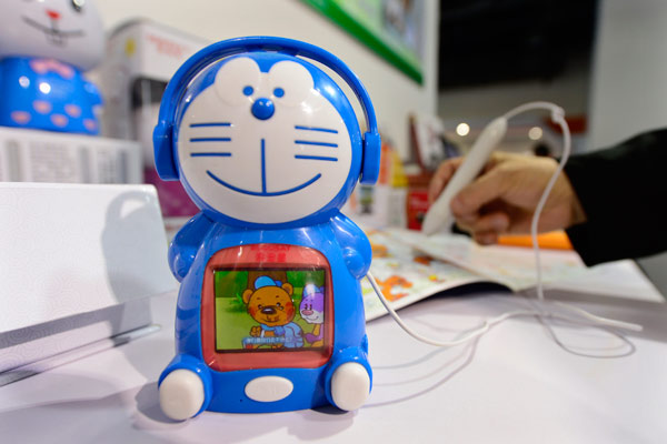 Un robot sous les traits de Doraemon a été montré au public jeudi, lors d'une foire de l'électronique de Hangzou, la province du Zhejiang à l'est de la Chine. [Photo/asianewsphoto]