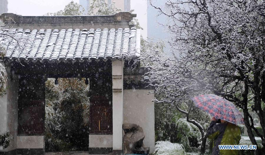 Des chutes de neige se sont abattues sur Shijiazhuang, capitale de la province du Hebei (nord), entraînant une baisse des températures qui avaient récemment atteint 30°C.