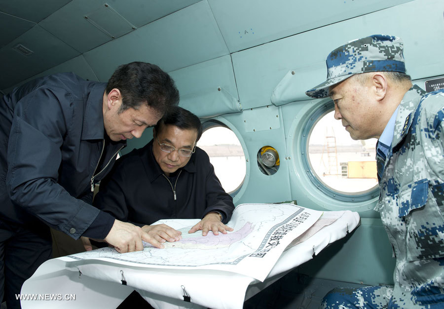 Li Keqiang dirige les opérations de secours dans la région de l'épicentre (7)