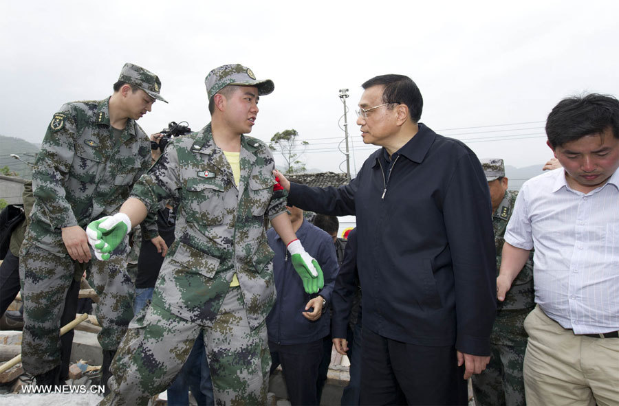 Li Keqiang dirige les opérations de secours dans la région de l'épicentre (9)