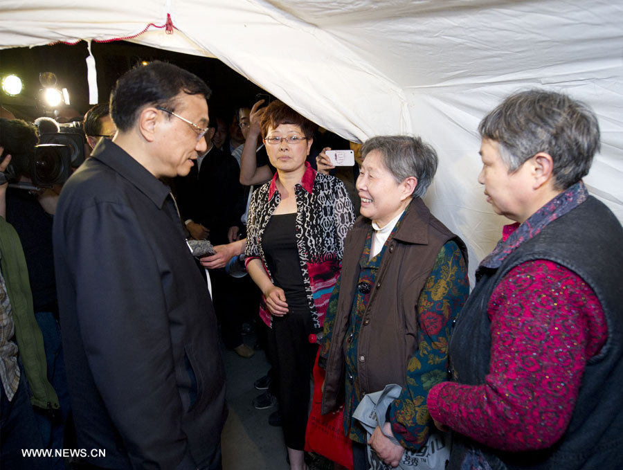 Li Keqiang dirige les opérations de secours dans la région de l'épicentre (5)