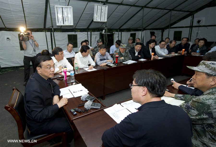 Li Keqiang dirige les opérations de secours dans la région de l'épicentre (8)