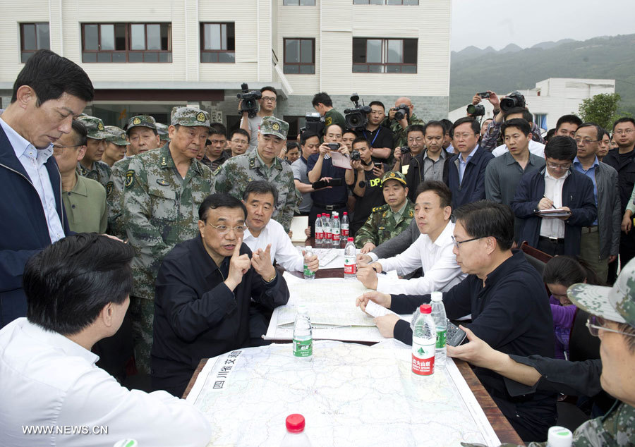 Li Keqiang dirige les opérations de secours dans la région de l'épicentre (4)