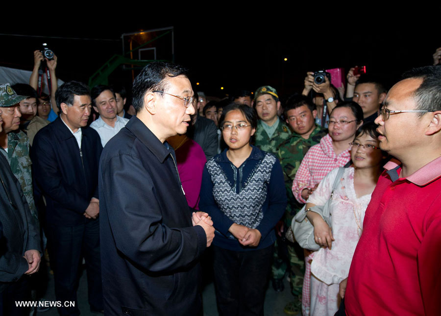 Li Keqiang dirige les opérations de secours dans la région de l'épicentre (2)