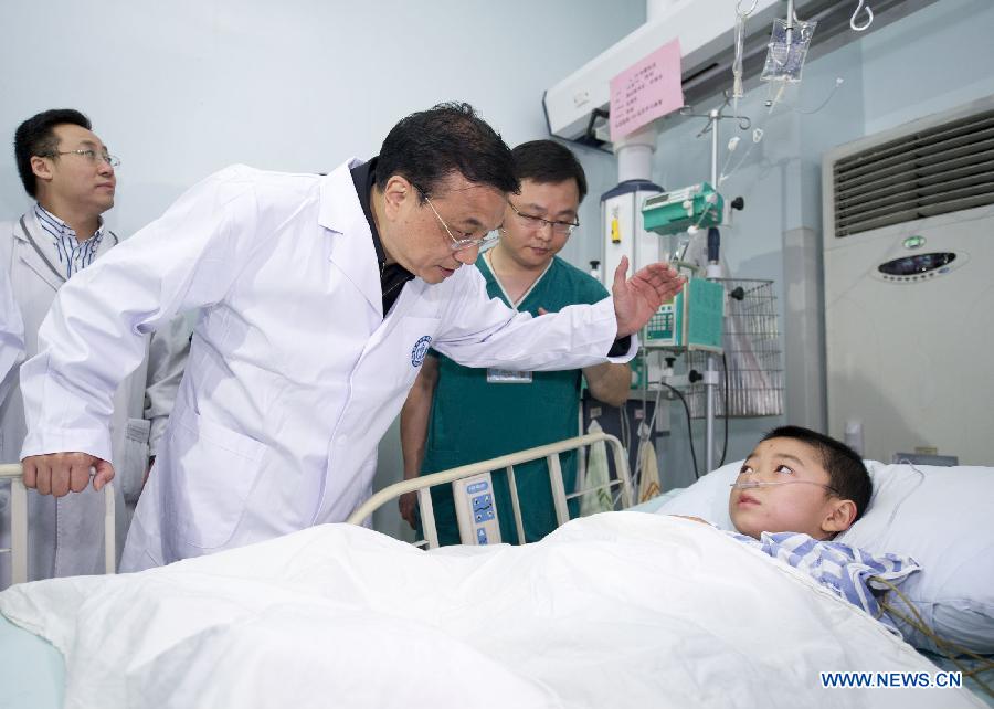Le Premier ministre chinois Li Keqiang à l'Hôpital West China, le 21 avril.
