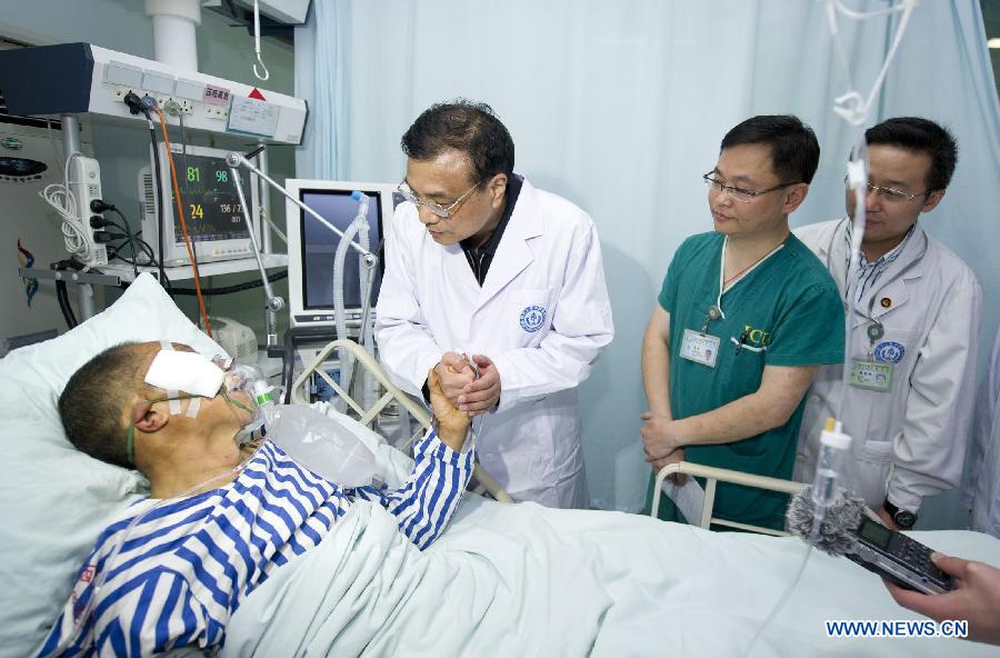 Le Premier ministre chinois Li Keqiang à l'Hôpital West China, le 21 avril.