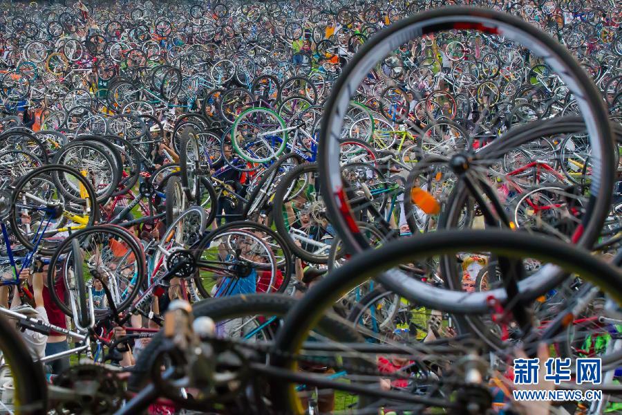 La 44e Journée mondiale de la Terre: "Critical Mass", parcours cycliste organisé à Budapest