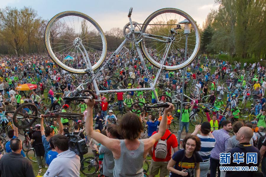 La 44e Journée mondiale de la Terre: "Critical Mass", parcours cycliste organisé à Budapest (2)