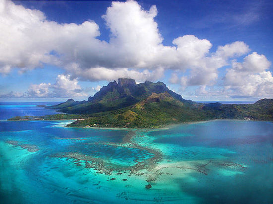 3. Bora-Bora, TahitiBora-Bora est une île de Polynésie française, dans le Pacifique Sud. Son charme naturel est à l'image de son nom, simple et aimable. Entourée par le Pacifique, Bora-Bora a conservé un état primitif, ce qui en fait une destination préférée des touristes.