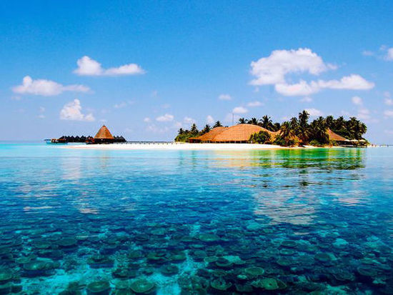 2. Les MaldivesLes Maldives, ou plus officiellement la République des Maldives, sont un pays d'Asie du Sud-ouest constitué de 1 199 îles regroupées en 26 atolls. Avec moins de 300 km² de terres réparties sur 90 000 km² d'océan, il s'agit d'un des pays les plus dispersés du monde.