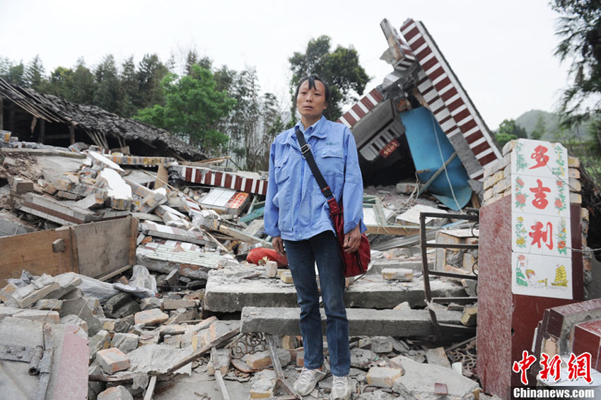 Une habitante du bourg Longmen est en larmes devant sa maison dévastée dans un séisme de magnitude 7,0 survenu dans le district de Lushan de la ville de Ya'an, dans la province du Sichuan, le 20 avril 2013. 