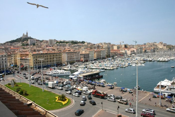 Le marché aux poissons sur le Vieux-Port de Marseille