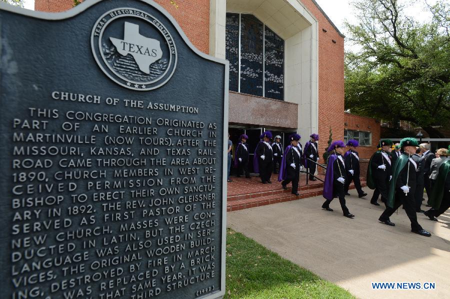 Le 21 avril 2013 dans une église à West au Texas aux Etats-Unis, des membres des Knights of Columbus (Chevaliers de Colomb), l'une des plus grandes organisations catholiques de bienfaisance, participent à une cérémonie commémorative organisée en hommage aux victimes de l'explosion survenue dans une usine d'engrais. (Photo : Xinhua/Wang Lei)