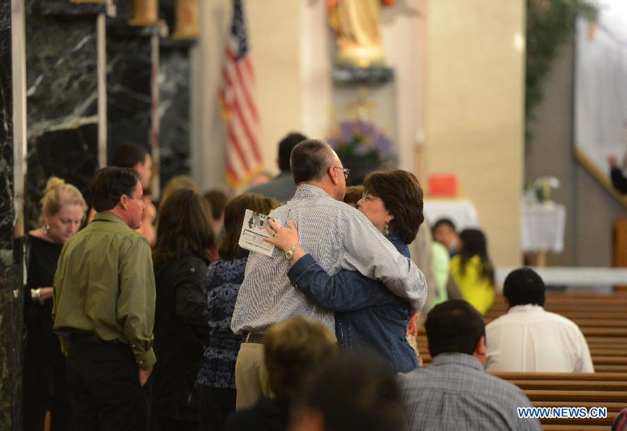 Le 21 avril 2013 dans une église à West au Texas aux Etats-Unis, les habitants participent à une cérémonie commémorative organisée en hommage aux victimes de l'explosion survenue dans une usine d'engrais. (Photo : Xinhua/Wang Lei)
