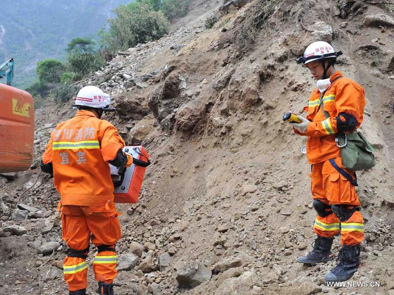 Des secouristes sont en train de rechercher les survivants dans le bourg de Muping touché par un séisme, dans le district de Baoxing, dans la province du Sichuan, le 22 avril 2013.