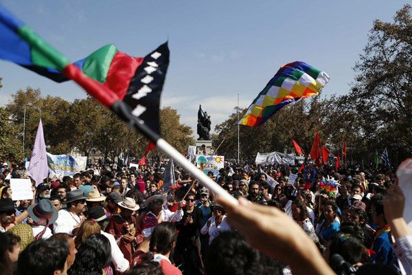 Les participants assistent à un défilé commémorant la Journée de la Terre dans le centre-ville de Santiago, le 22 avril 2013. Des étudiants et organisations de protection de l'environnement ont participé à la parade au thème de «Mars pour la protection de l'eau». [Photo/agences]