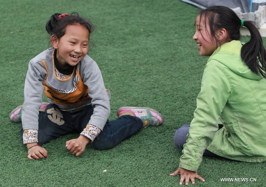 Des fillettes s'amusent dans un camp d'abris de sinistrés du tremblement de terre qui a frappé le comté de Baoxing dans la province chinoise du Sichuan. (Photo : Xinhua/Pei Xin)