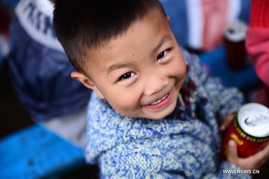 Zhu Yule, un petit garçon âgé de 2 ans sourit devant l'objectif le 22 avril 2013 dans un camp d'abris temporaire de sinistrés à Lushan, un comté de la province du Sichuan frappé par un séisme de magnitude 7, le samedi 20 avril 2013. (Photo : Xinhua/Zhang Hongxiang)
