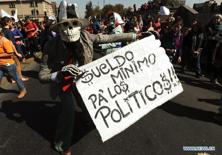 Des gens participent à une parade pour célébrer la 43e édition de la Journée mondiale de la terre à Santiago, au Chili, le 22 avril 2013. (Xinhua/Liang Sen)
