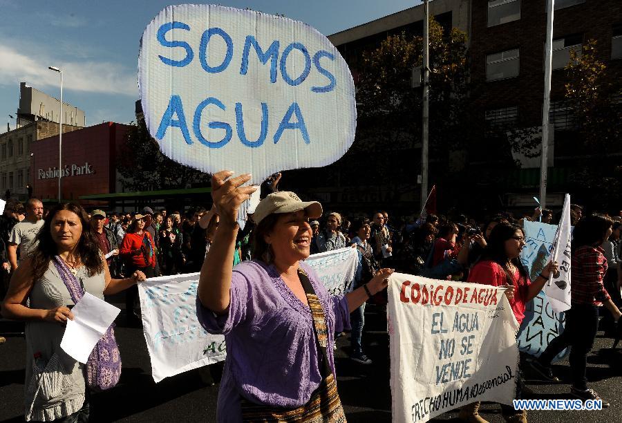 Des gens participent à une parade pour célébrer la 43e édition de la Journée mondiale de la terre à Santiago, au Chili, le 22 avril 2013. (Xinhua/Liang Sen)