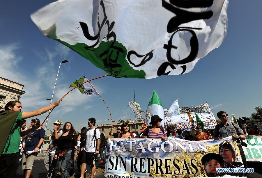 Des gens participent à une parade pour célébrer la 43e édition de la Journée mondiale de la terre à Santiago, au Chili, le 22 avril 2013. (Xinhua/Liang Sen)