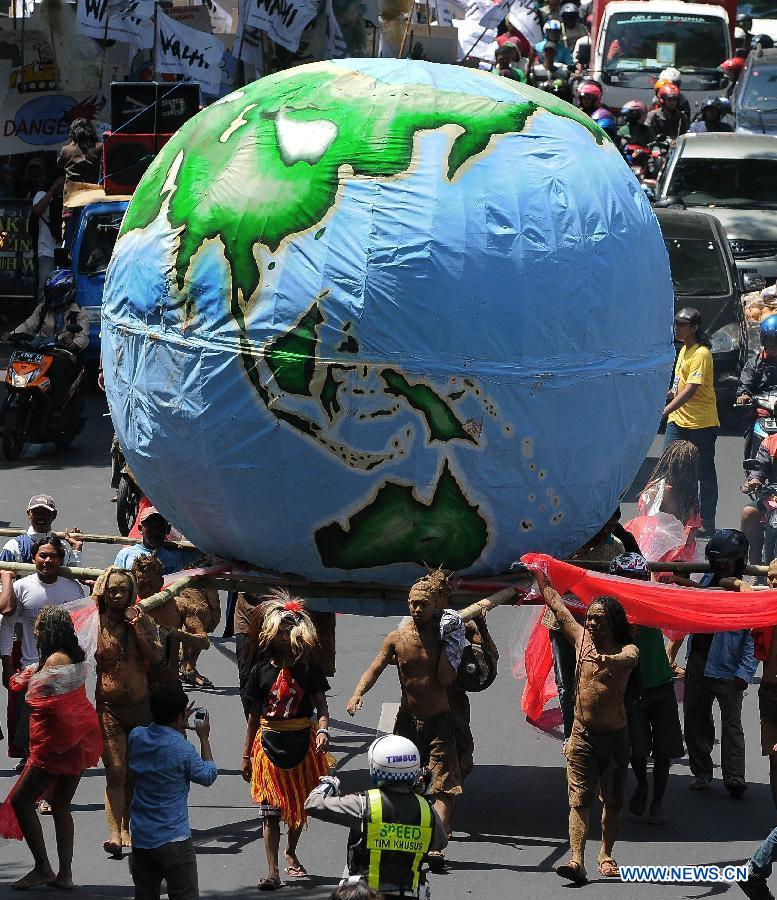 Des activistes environnementaux participent à une parade pour célébrer la 43e édition de la Journée mondiale de la terre à Surabaya, en Indonésie, le 22 avril 2013.(Xinhua/Liang Sen)